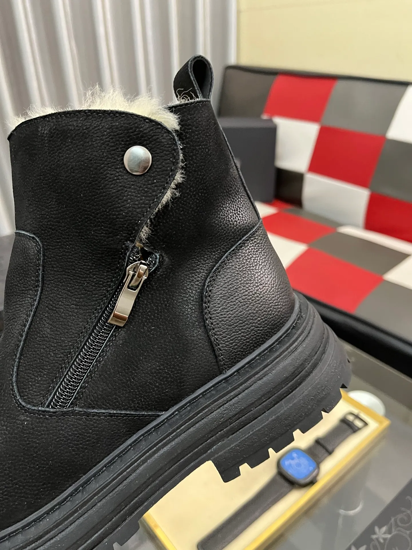 Ex-factory price: 680⌚️⌚️Thick wool imported from Australia Brand: UGG genuine purchasing agent Size: 39-44 (45 customized) Grade: Official website 1:1 Material: First layer of genuine leather waterproof and antifreeze upper Real wool lining Original non-slip and wear-resistant outsole Style category: Men's casual shoes Trendy style Comfortable on the feet Color: Official website color synchronization